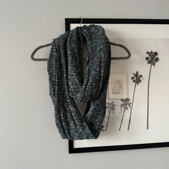 LF | NWOT Gray Marled Knit Infinity Circle Scarf One Size - Picture 2 of 4